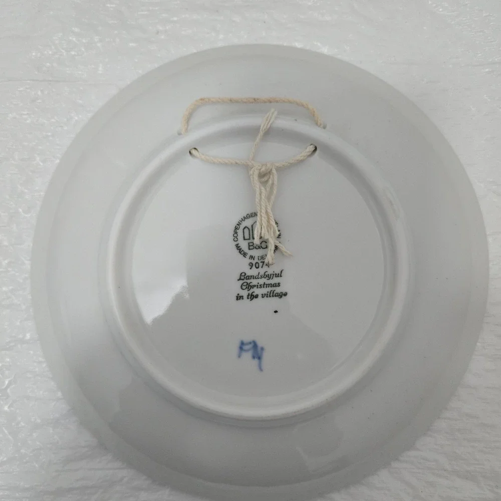 Bing & Grondahl 1974 Christmas in the Village B&G Porcelain Plate 9074 Denmark